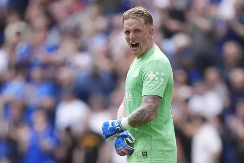 بيكفورد يوافق على تمديد عقده مع إيفرتون